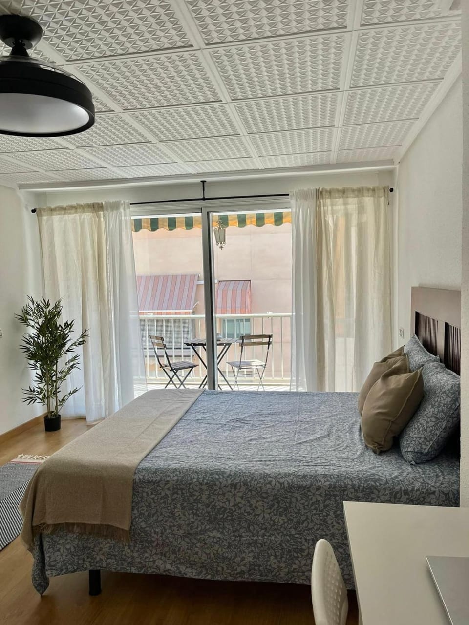 Balcony/Terrace, Seating area, Dining area, towels, air conditioner