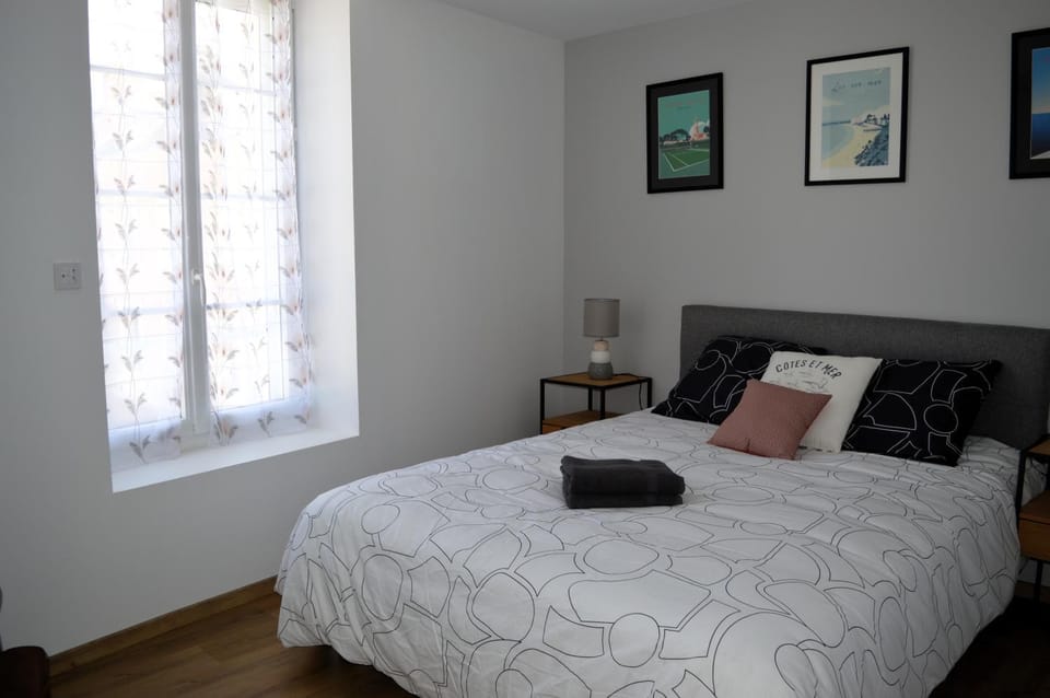 Photo of the whole room, Bedroom