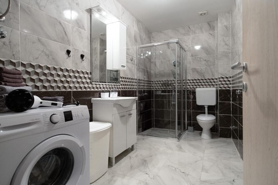 Shower, Toilet, Bathroom, towels, washing machine