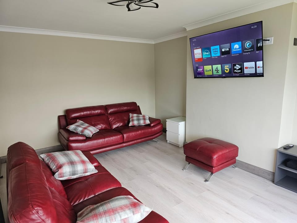 Communal lounge/ TV room, TV and multimedia, Living room, Seating area, Evening entertainment