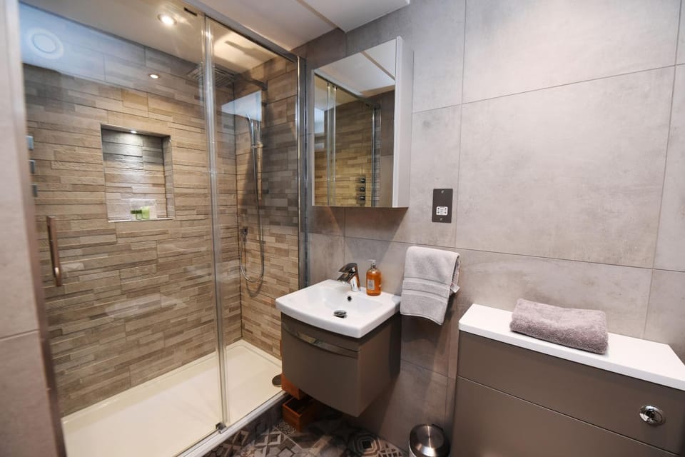 Shower, Toilet, Bathroom, towels