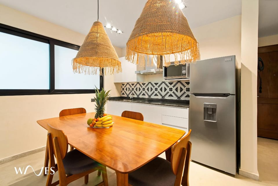 Kitchen or kitchenette, Dining area