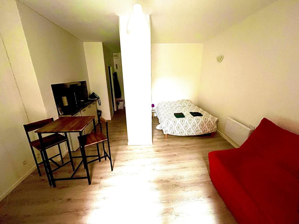 Bed, TV and multimedia, Living room, Photo of the whole room, Seating area, Dining area, Bedroom