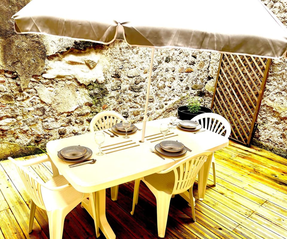 Patio, Day, Living room, Seating area, Dining area