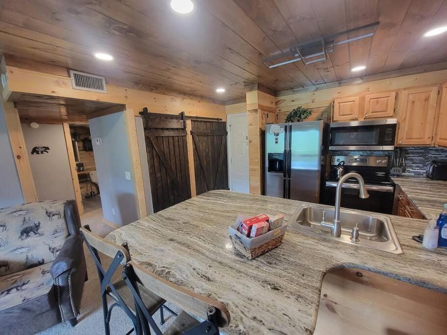 Kitchen or kitchenette, Dining area
