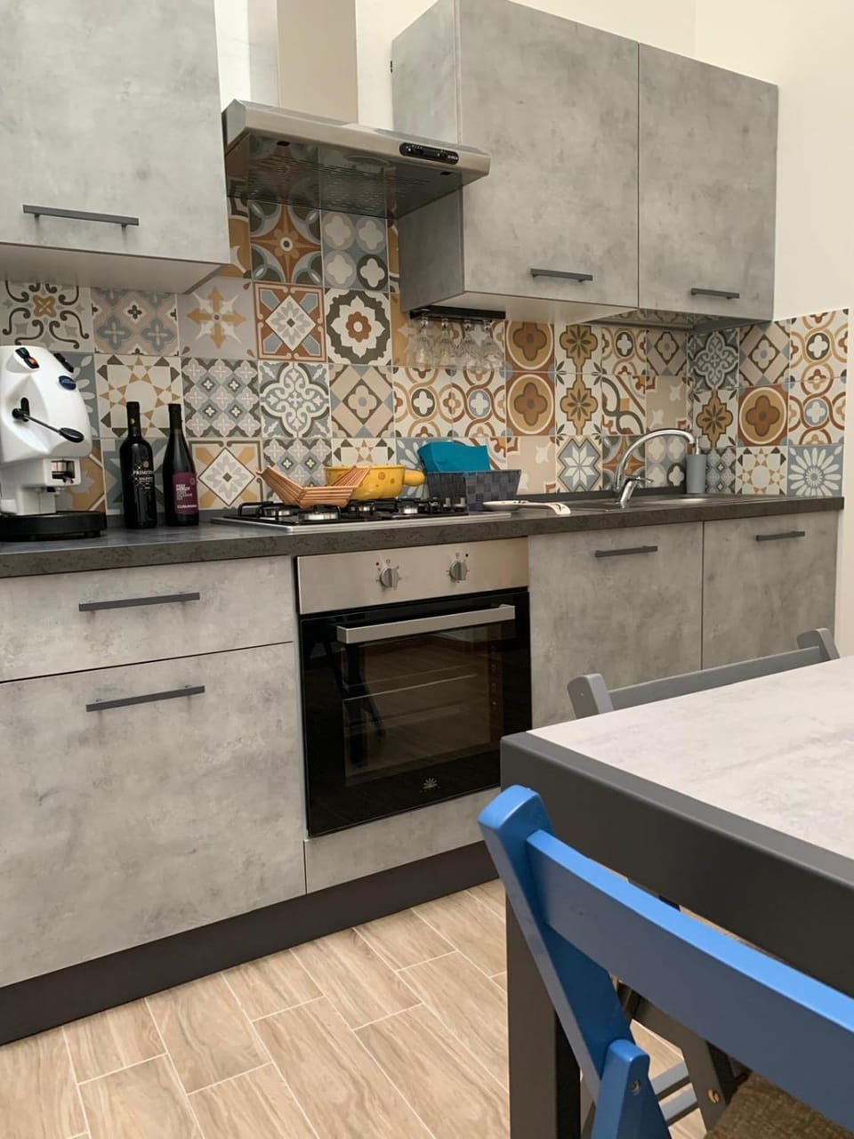 Kitchen or kitchenette, Dining area, stove