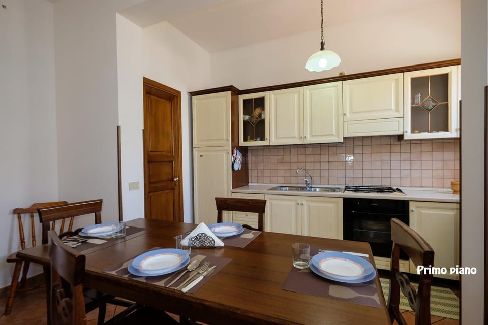Kitchen or kitchenette, Dining area, stove