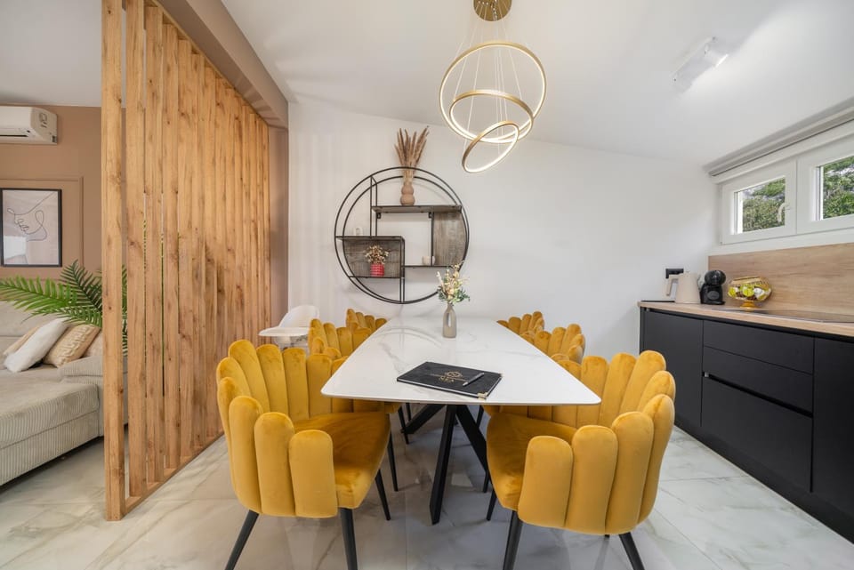 Kitchen or kitchenette, Seating area, Dining area