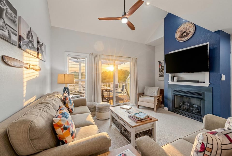 Communal lounge/ TV room, TV and multimedia, Living room, Seating area, Evening entertainment