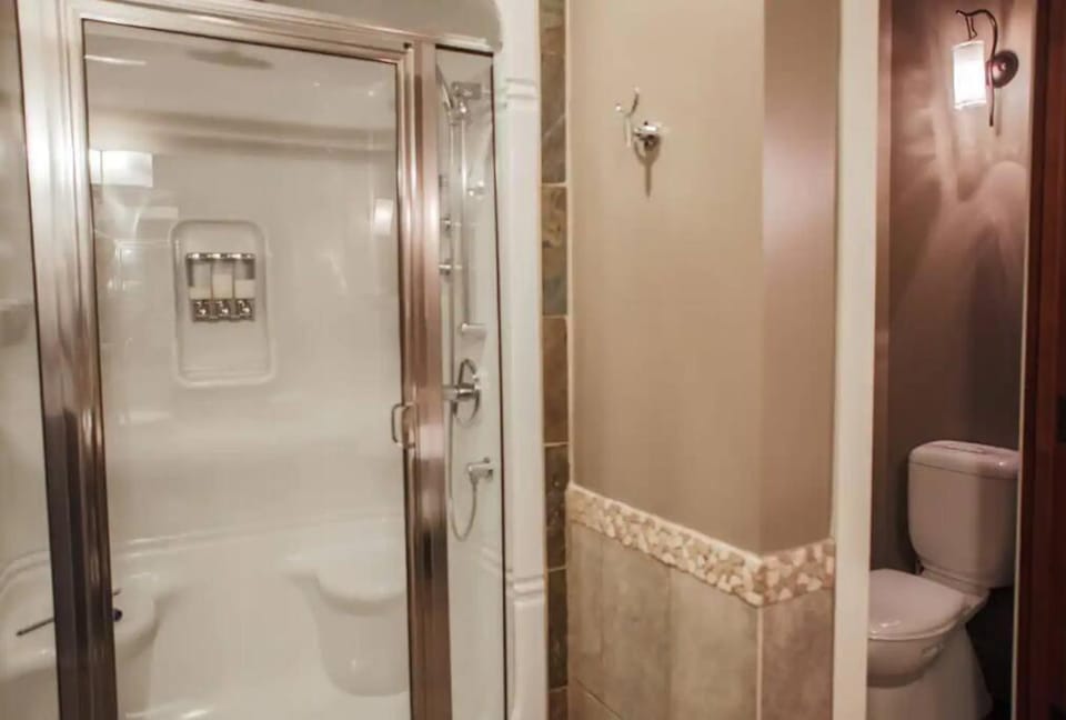 Magnificent Mountain Penthouse - Pool & Hot Tub Apartment in Canmore