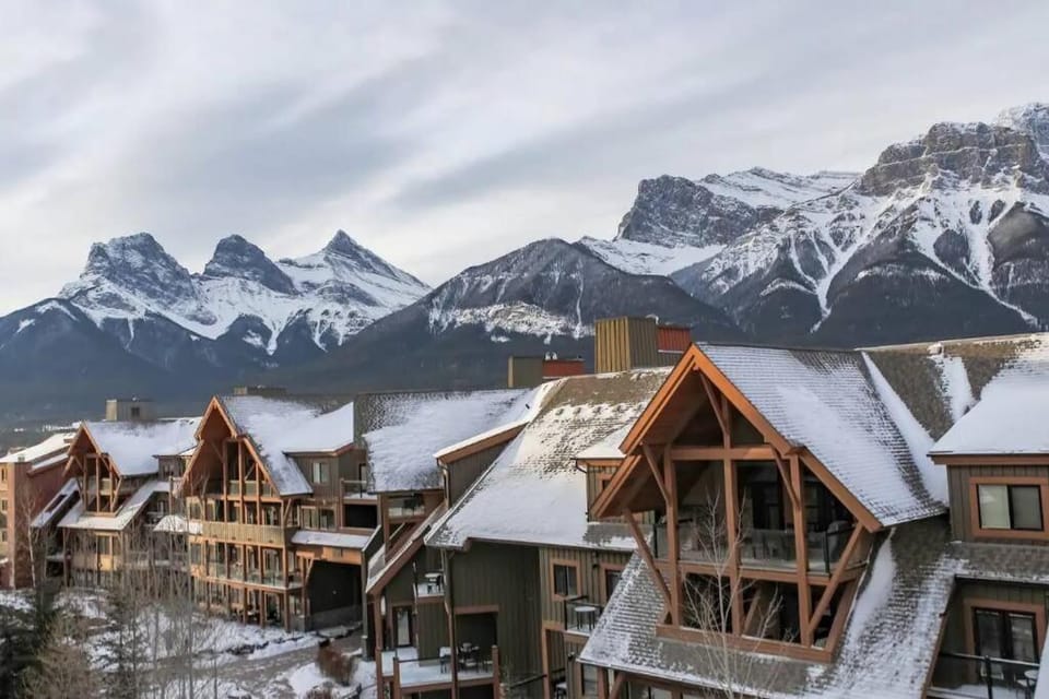 Magnificent Mountain Penthouse - Pool & Hot Tub Apartment in Canmore