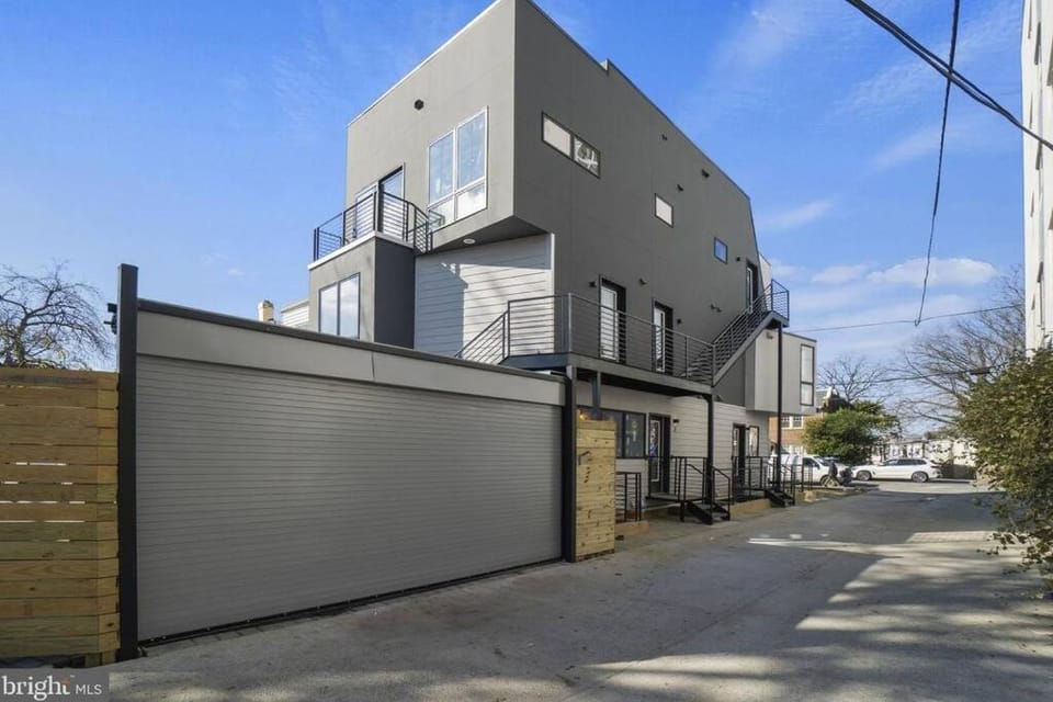Modern & Colorful ~ 5* Location Apartment in District of Columbia