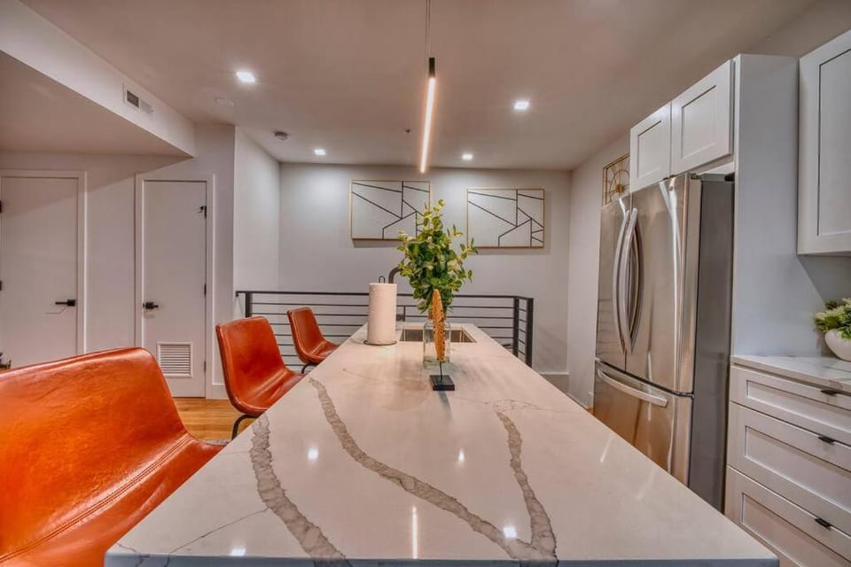 Modern & Colorful ~ 5* Location Apartment in District of Columbia