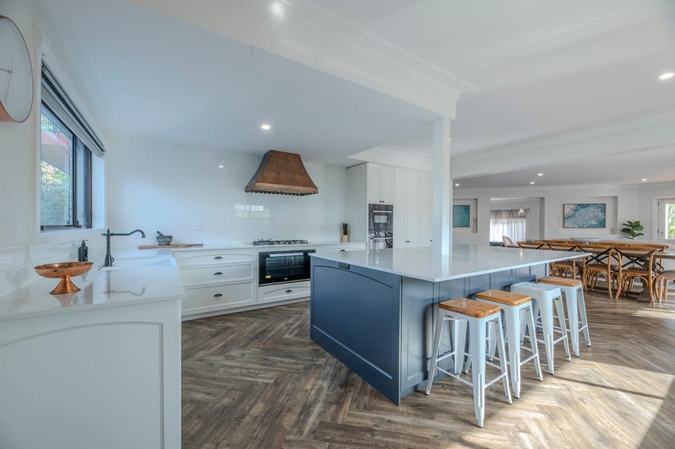Kitchen or kitchenette, Dining area, oven, stove