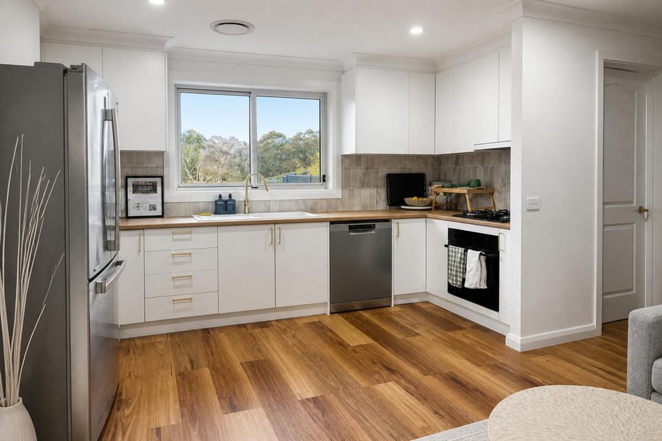 Kitchen or kitchenette, Photo of the whole room, stove