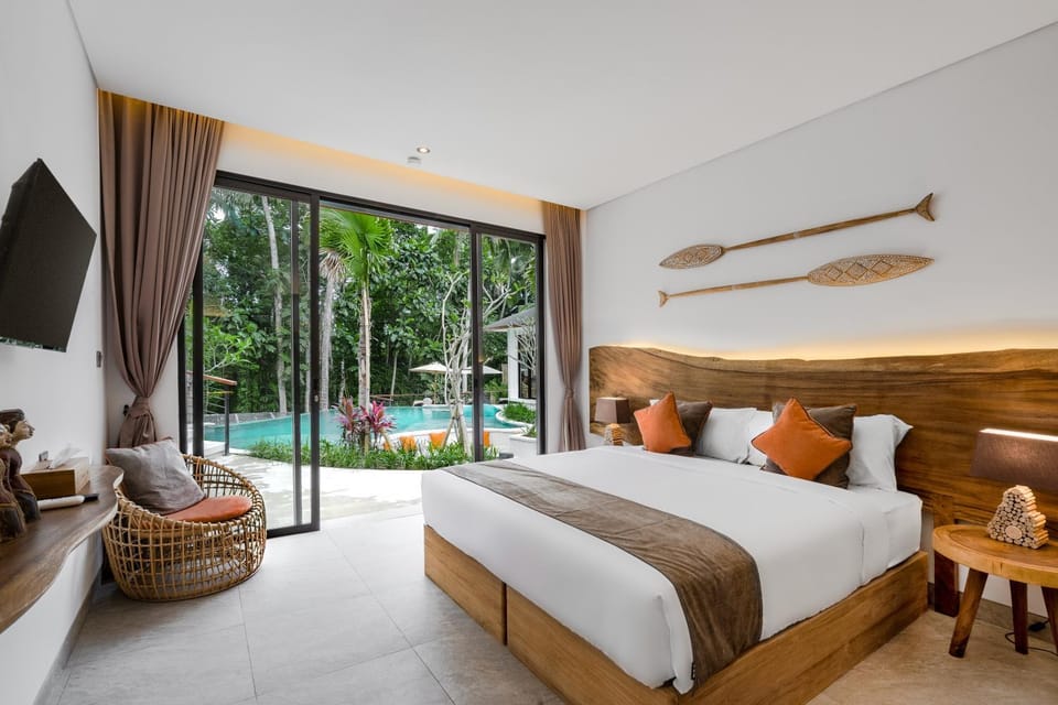 Bed, TV and multimedia, View (from property/room), Bedroom, Pool view, air conditioner