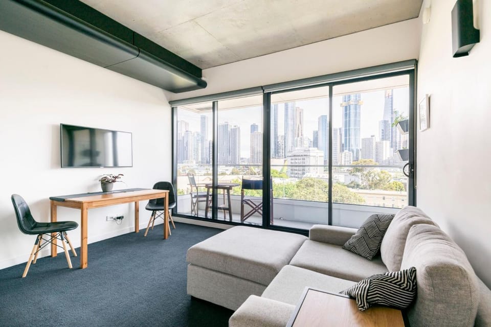 Coventry Classic Retreat Pool, Spa & City Access Apartment in Southbank