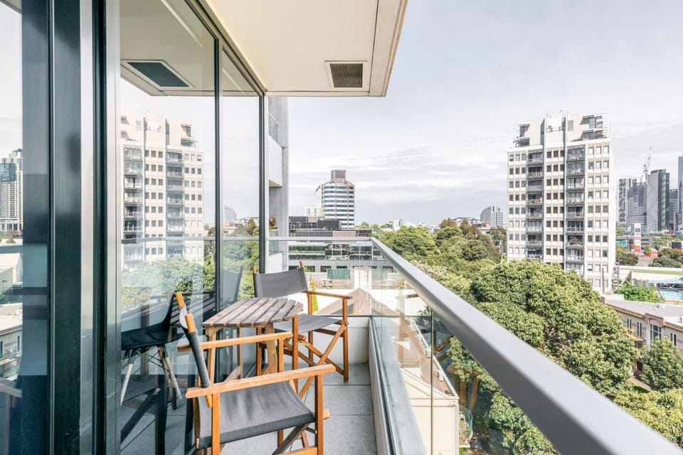Coventry Classic Retreat Pool, Spa & City Access Apartment in Southbank