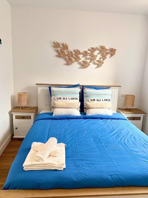 Bed, Photo of the whole room, towels