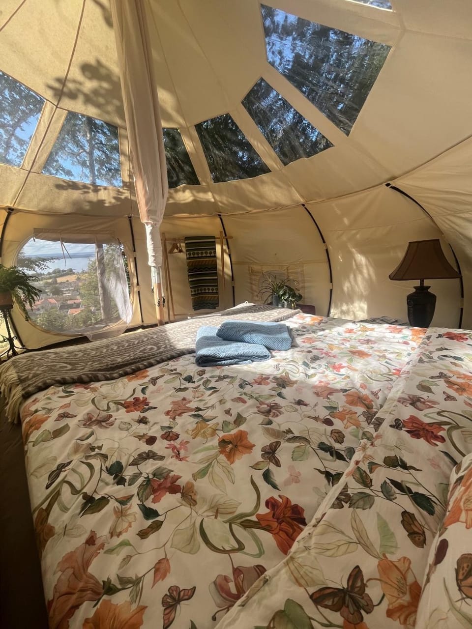 Property building, Bed, Bedroom, Lake view