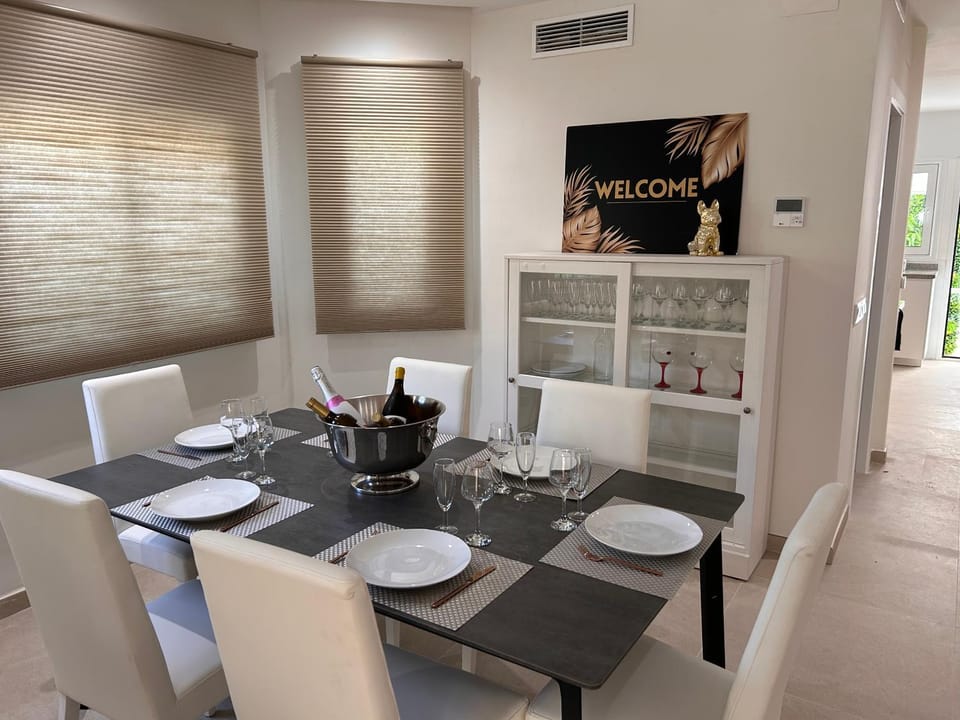 Living room, Dining area, Meals, Meals, Dinner, Dinner