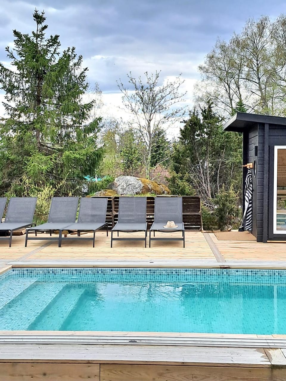 Property building, Patio, Balcony/Terrace, Swimming pool, Swimming pool