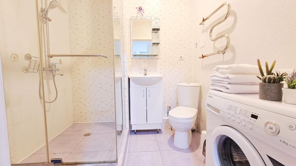 Shower, Bathroom, towels, washing machine