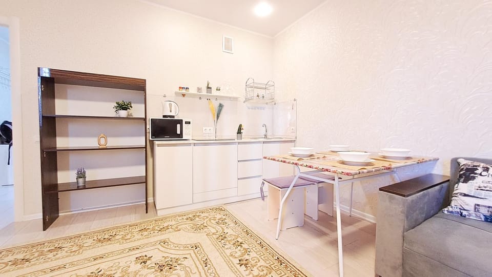 Coffee/tea facilities, Kitchen or kitchenette, Dining area, stove