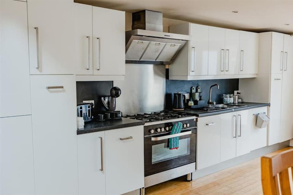 Platform Avenues 5 Bed House with Free Street Parking Apartment in Hull