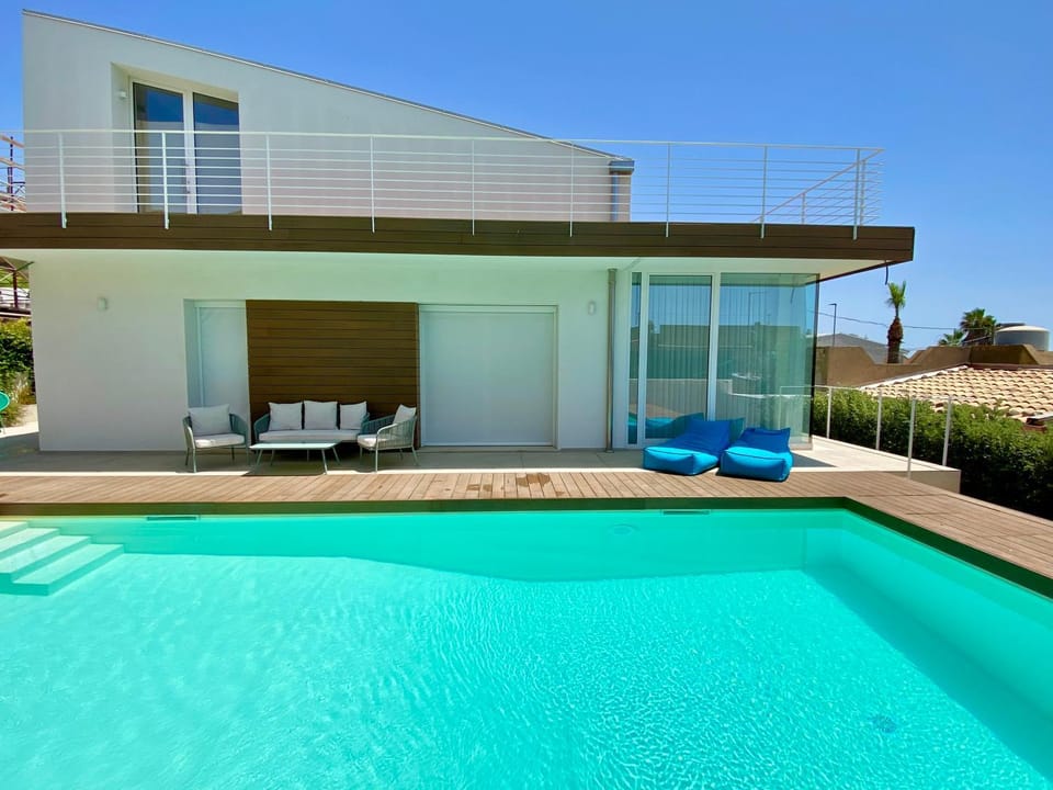 Property building, Day, Pool view, Swimming pool, sunbed
