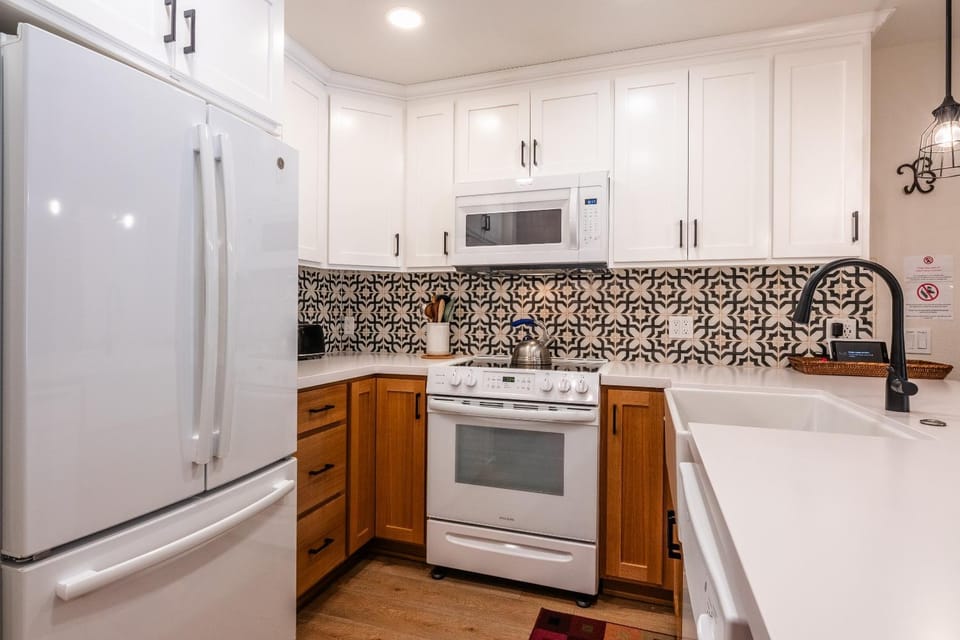 Fully Renovated! St Anton #17 Ski in Ski Out 1 Bedroom 1 Bathroom Condo! Sleeps up to 4! House in Mammoth Lakes