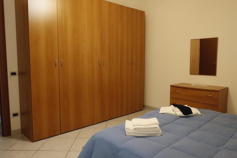 Bedroom, locker