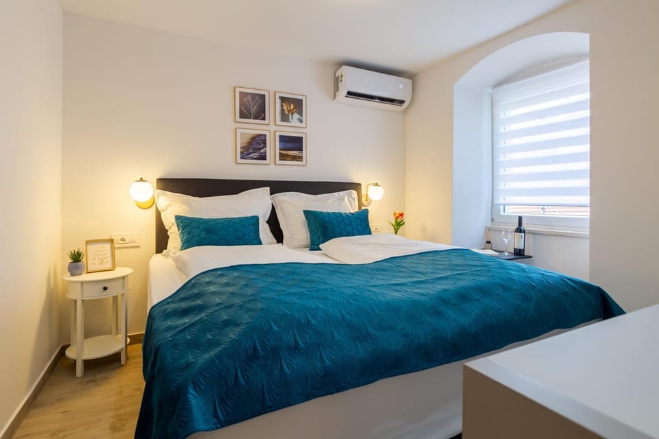 Bed, Bedroom, air conditioner