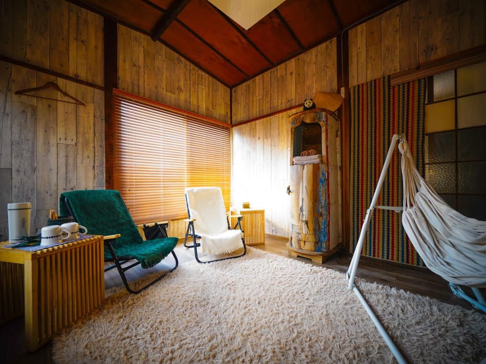 Photo of the whole room, Seating area