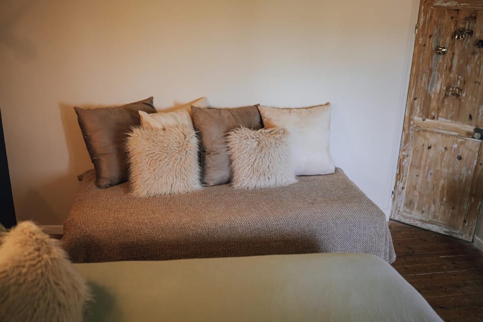 Chez Guilem chambre jaune Bed and Breakfast in Pays de la Loire