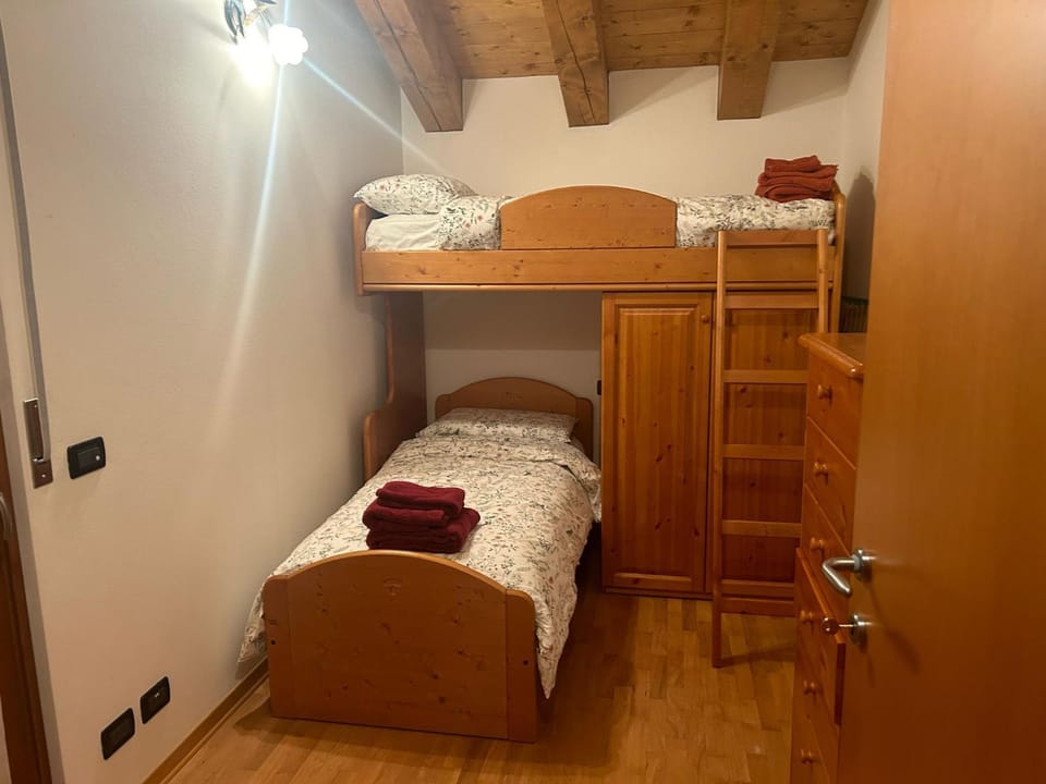 Photo of the whole room, bunk bed