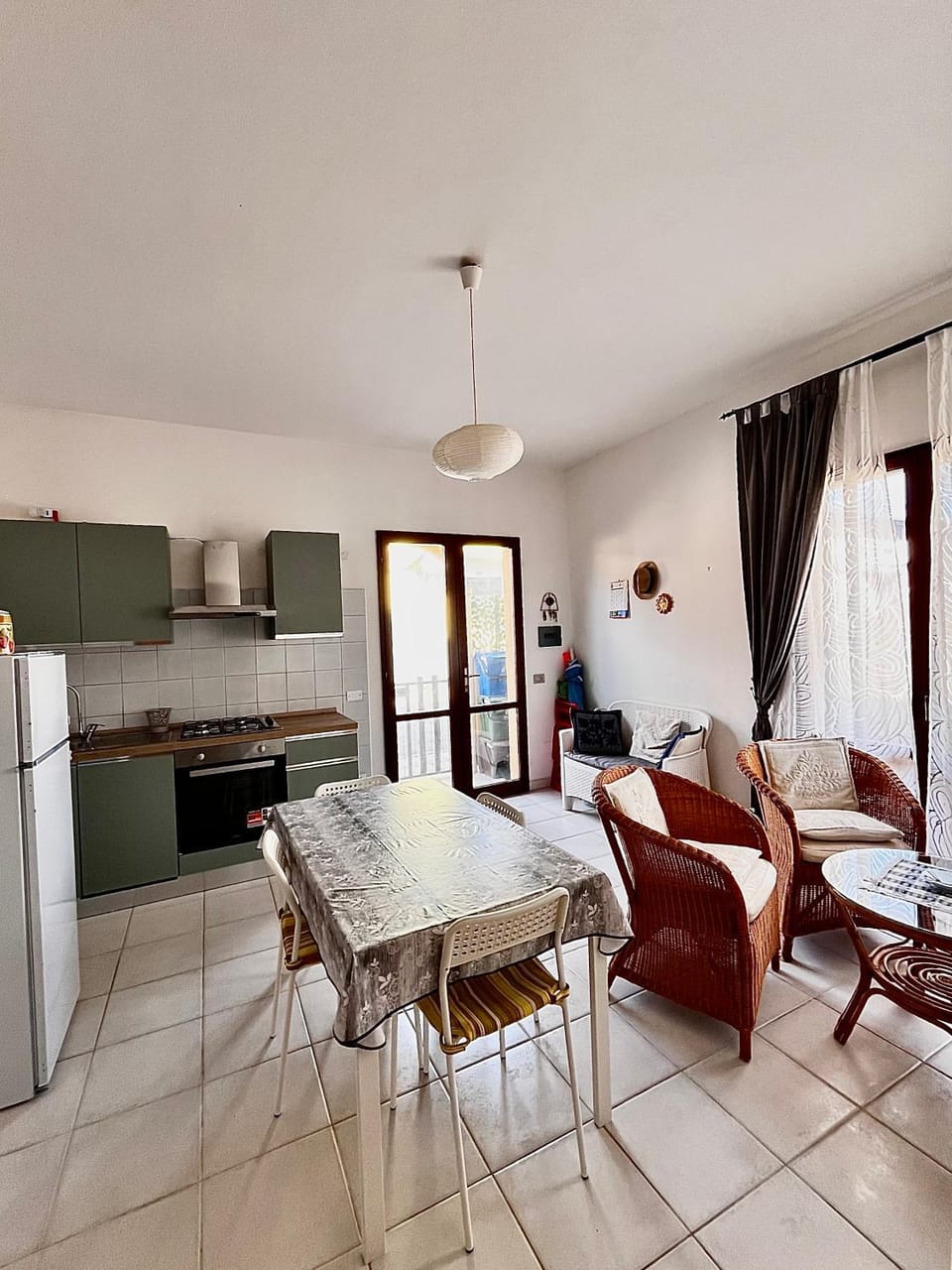 Kitchen or kitchenette, Living room, Dining area, oven