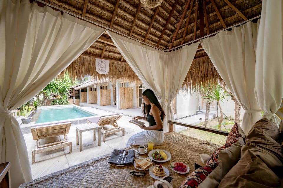 Patio, Food and drinks, Seating area, Swimming pool