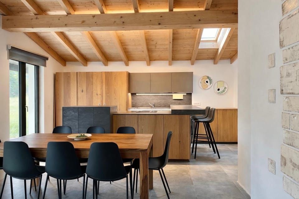 Kitchen or kitchenette, Dining area