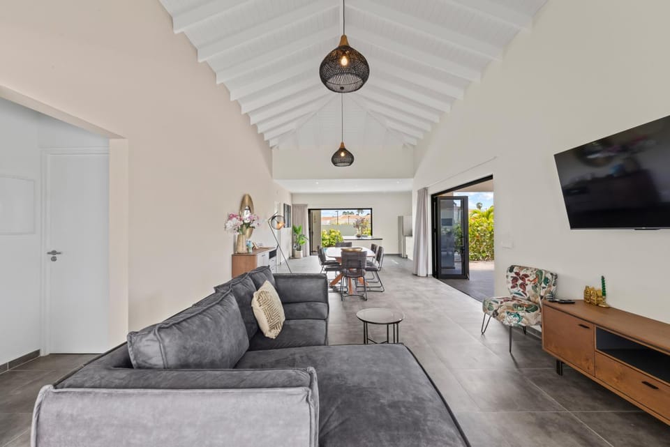 Villa Amber, Mambo Beach, Private Pool Apartment in Willemstad