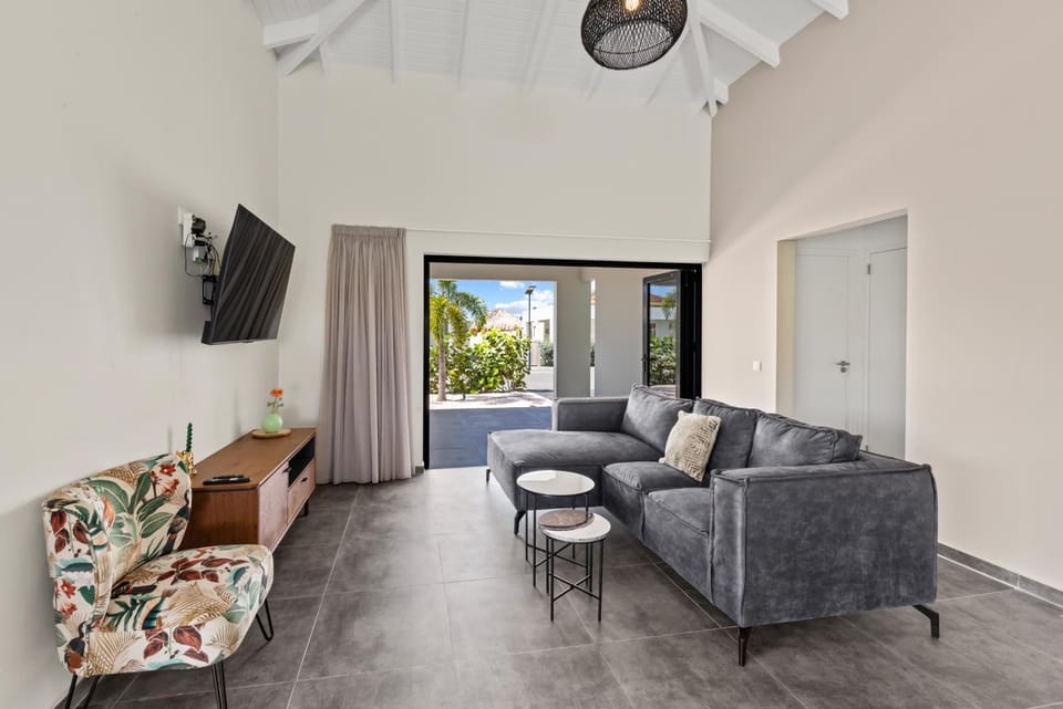 Villa Amber, Mambo Beach, Private Pool Apartment in Willemstad