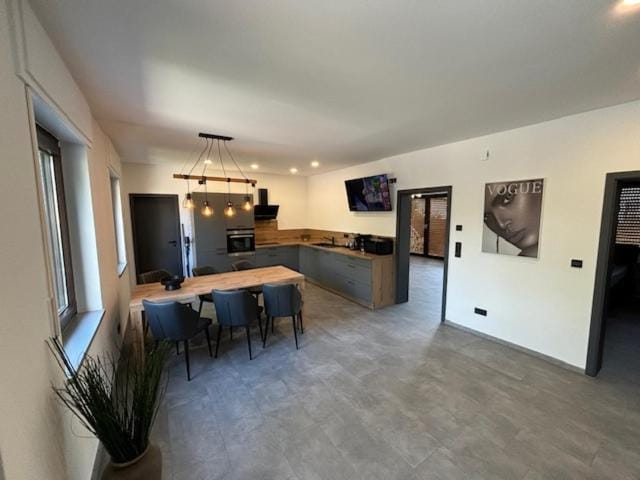 Dining area, kitchen