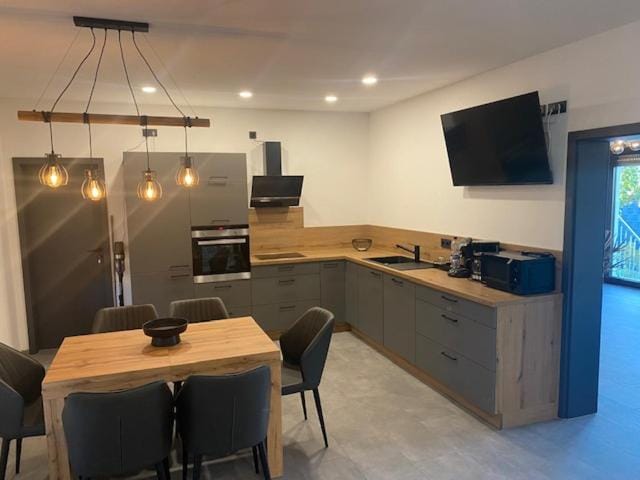 Kitchen or kitchenette, Dining area
