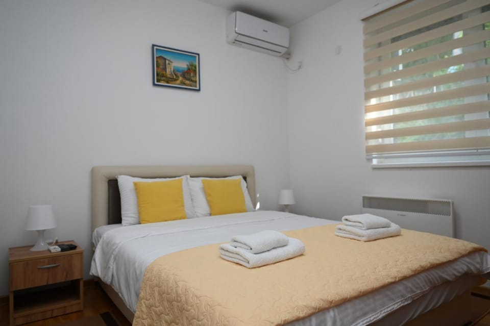 Bed, Photo of the whole room, Bedroom, towels, air conditioner