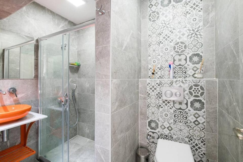 Shower, Toilet, Bathroom, towels