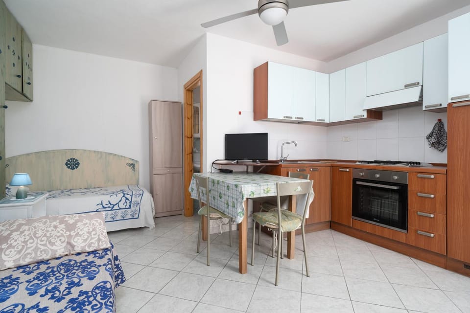 Property building, Kitchen or kitchenette, Living room