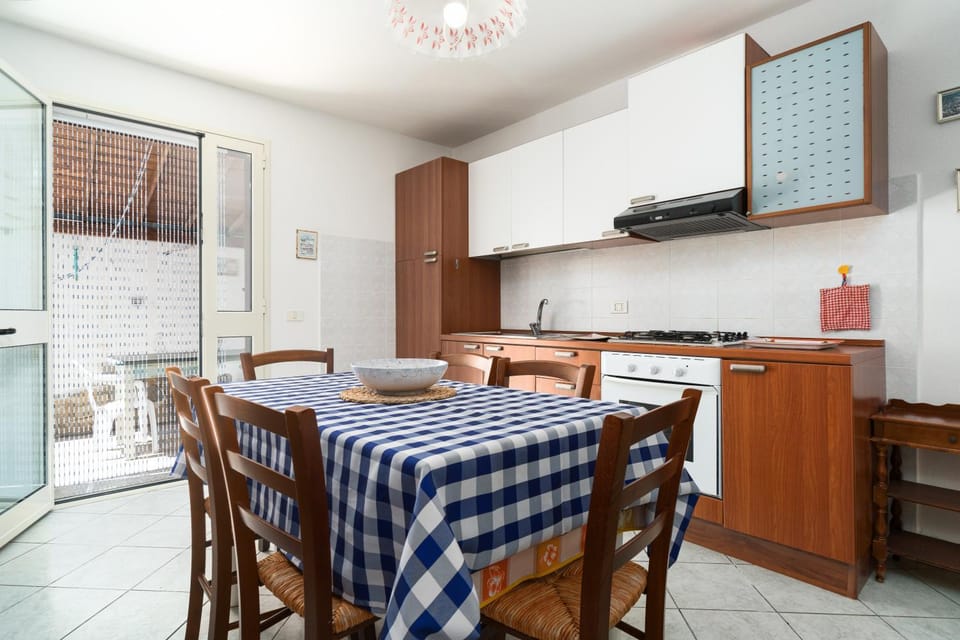 Property building, Kitchen or kitchenette, Living room