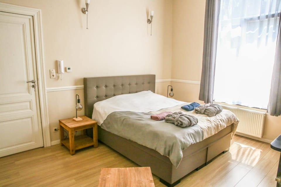 Bed, Bedroom, towels