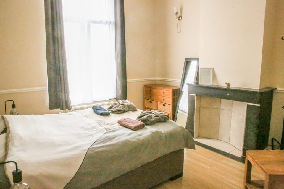 Bed, Bedroom, towels