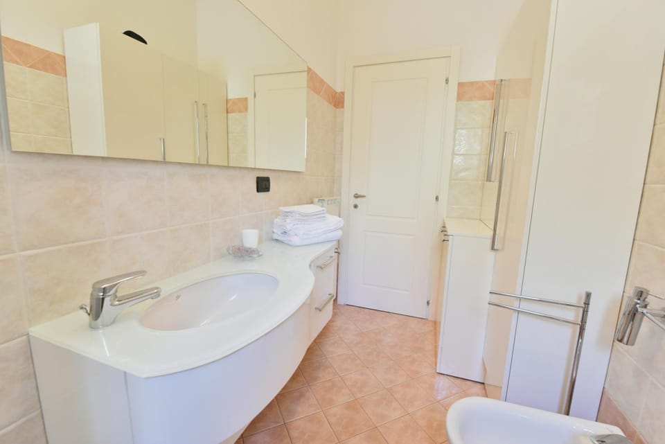 Shower, Toilet, Bathroom, Bath, towels